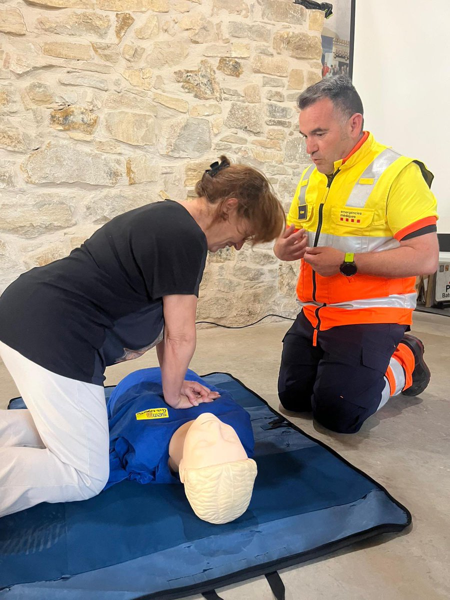 semgencat's tweet photo. 📸: En el marc de les xerrades adreçades a les poblacions rurals d'entorns aïllats i urbanitzacions, sobre la prevenció davant dels incendis forestals, col·laborem amb Protecció Civil @emergenciescat, @agentsruralscat, @bomberscat i @mossos d'Esquadra. 

Aquest cap de setmana, al municipi de Figuerola de Meià i Fontllonga, a La Noguera, han participat els #TES Macià Camarasa i Javier Hernández, juntament amb Josep Ramón Ropero, cap territorial Lleid, Alt Pirineu i Aran del SEM.