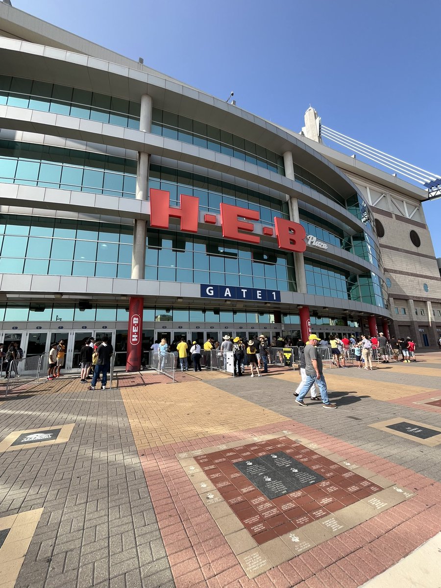 BigMakeKB's tweet image. At the @XFLBrahmas game in San Antonio!