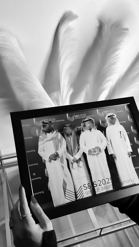 ٣٥ سنة بين العطاء وحب العمل والامانة 
حبيبي وقلبي وسندي واماني وقوتي بهالحياه ، الله يقويك ويرفع قدرك ويعطيك على قد تعبك ، ارامكو اللي تمتلك الفخر بأنك احد موظفينها بالأمن الصناعي ، عقبال ربي يبلغنا بحفل تقاعدك وانت بصحة وعافيه ياحبيبي بعد سنين من الجد والاجتهاد والعطاء 🖤..