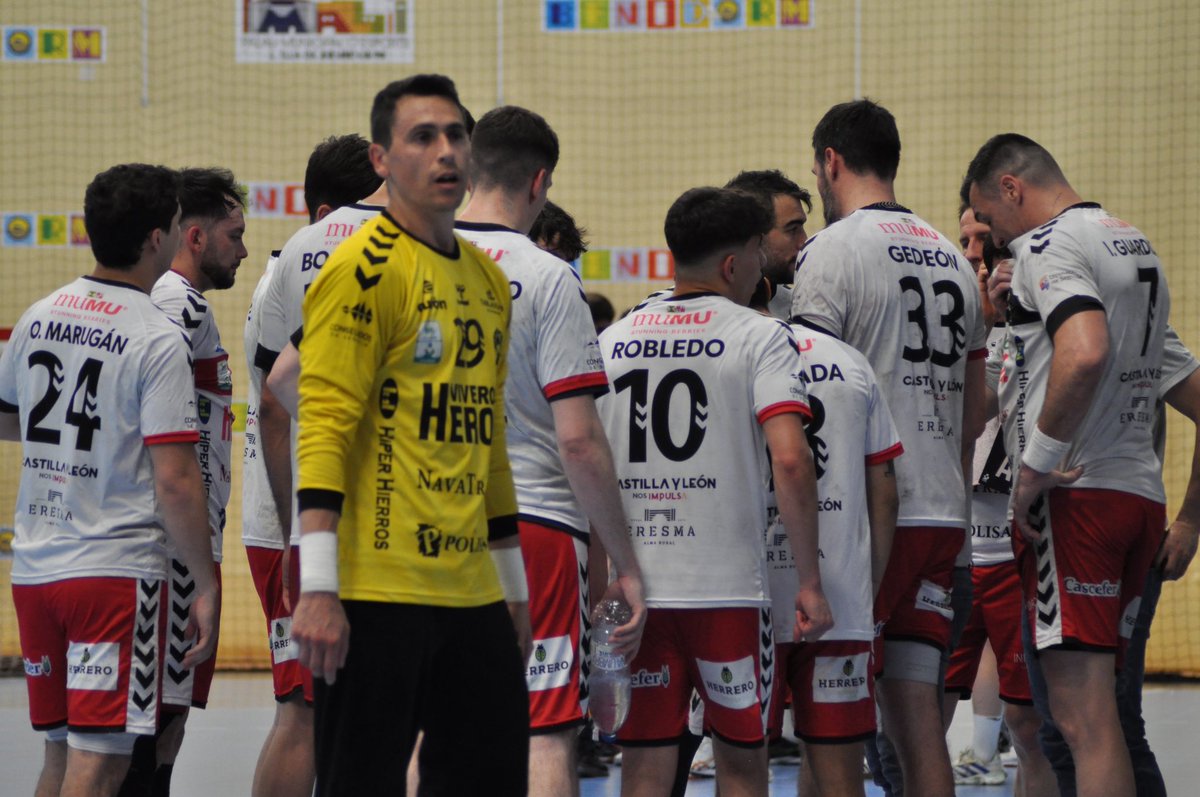 ASOBAL's tweet image. 🔵🟠 @bmbenidorm se despide de la #LigaPlenitude con una victoria local sobre @BalonmanoNava (30-23) y 19 puntos 

⬇️ La combinación de resultados del resto de clubes implicados en la permanencia provoca el descenso de categoría de los alicantinos 

¡Mucho ánimo!🙏🏽

📸 Rubén…