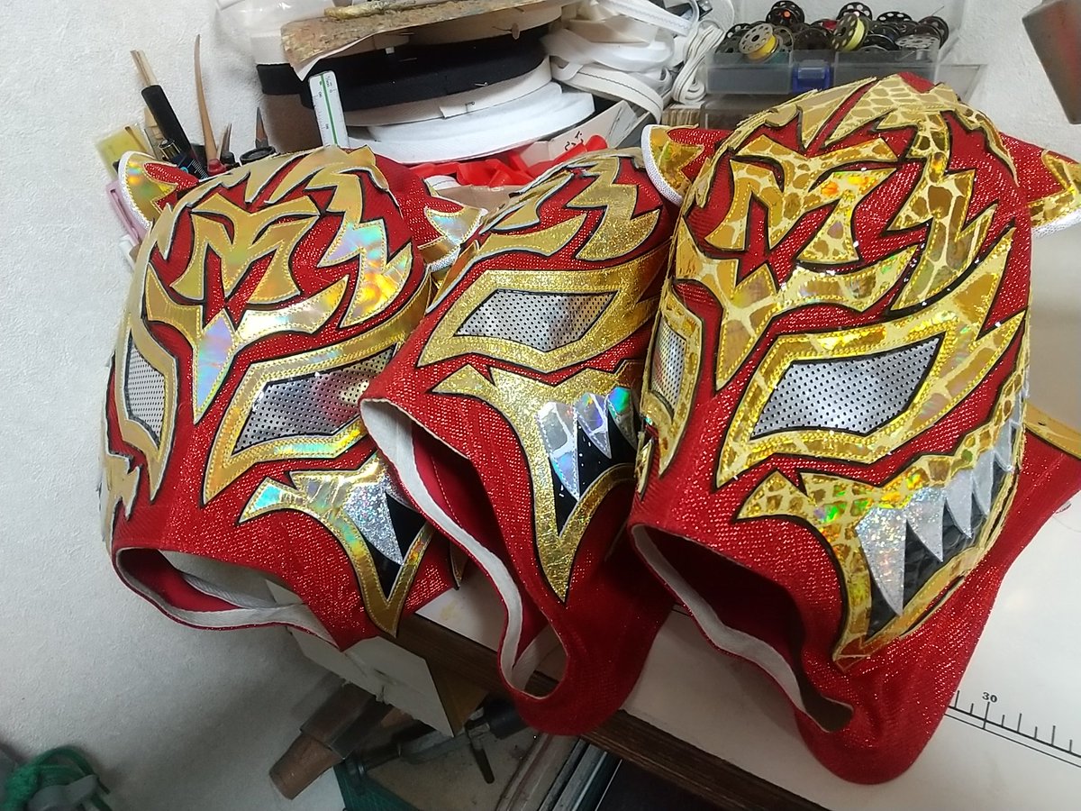 タイガースマスク選手
赤バージョン
３枚とも革の種類がちがいます。
#タイガースマスク
#大阪プロレス