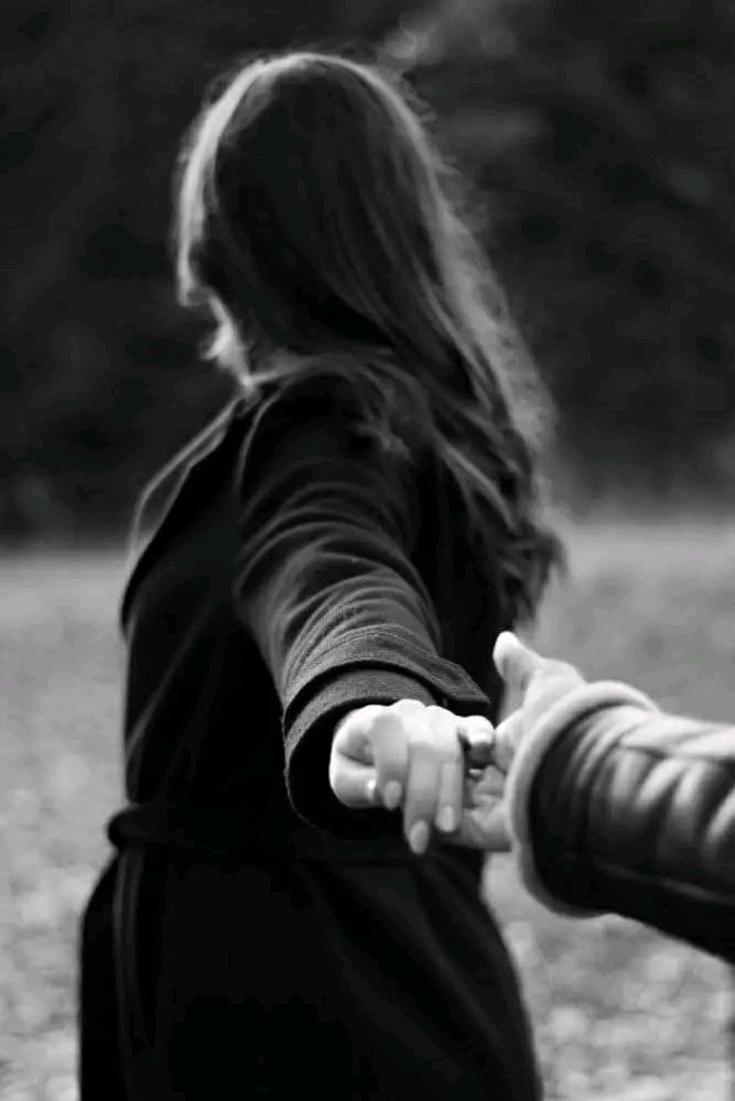 احيانا نفقد اشخاص  للابد ولكنهم ليسوا
امواتا بل  ماتت مكانتهم  التى  كانوا 
يحتلونها فى قلوبنا☕️💔🍂