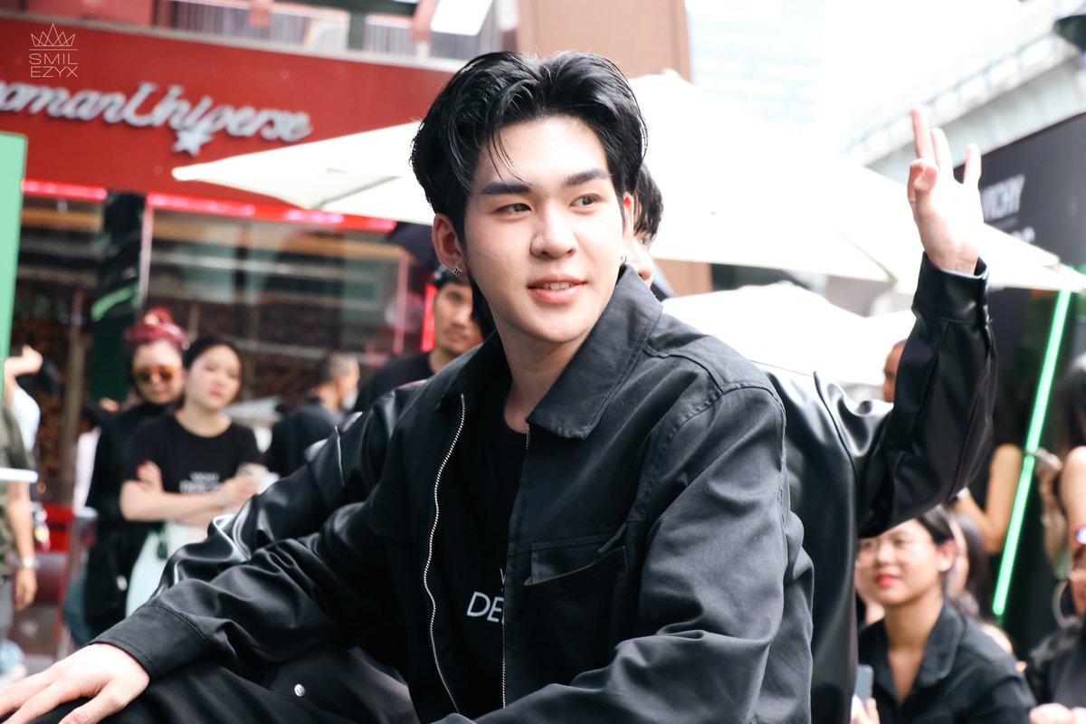 250601 
นี่เป็นครั้งแรกรู้สึกว่าใกล้อู๋ตลอดทั้งงานเพราะได้นั่งหน้า5555555 อู๋หล่อกว่าในรูปมาก กล้องเก็บได้ไม่หมด ละน่ารักมากหันมาเล่นกับฟคตลอด นี่นั่งมองเพลินๆก็ตกใจที่บางทีหันมาสบตาพอดีงี้ นี่เลยยิ้มให้5555ไม่ค่อยมีโมเม้นไรแบบนี้ทำตัวไม่ถูก อู๋น่ารักมากจิงๆ ขอบคุณน้า🤍