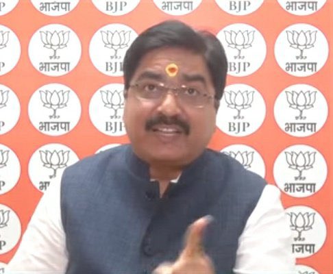 garrywalia_'s tweet image. ये बंदा प्रेम शुक्ला नेशनल टीवी पर कांग्रेस प्रवक्ता की माँ को क्या बोला सब ने सुना 

इसकी गिरफ्तारी हुई ? 

क्यों नहीं हुई ? क्यूँकि ये भाजपा से है , कोई आम इंसान होता तो गाली देने के लिए पुलिस वाले घसीट कर ले जाते

अब बताओ क्या कानून सबके लिए एक है ?