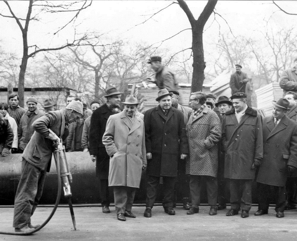 Zahájení stavby stanice pražského metra Hlavní nádraží, 6. ledna 1966. Autor neuveden. Uloženo v archivu DPP