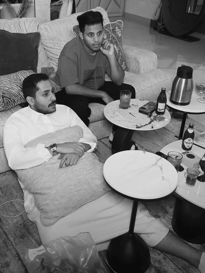 مو دايم البُعد يعني خلاف أحيانًا الحياة تفرق بين ناس قلوبهم على بعض بس ظروفهم لا