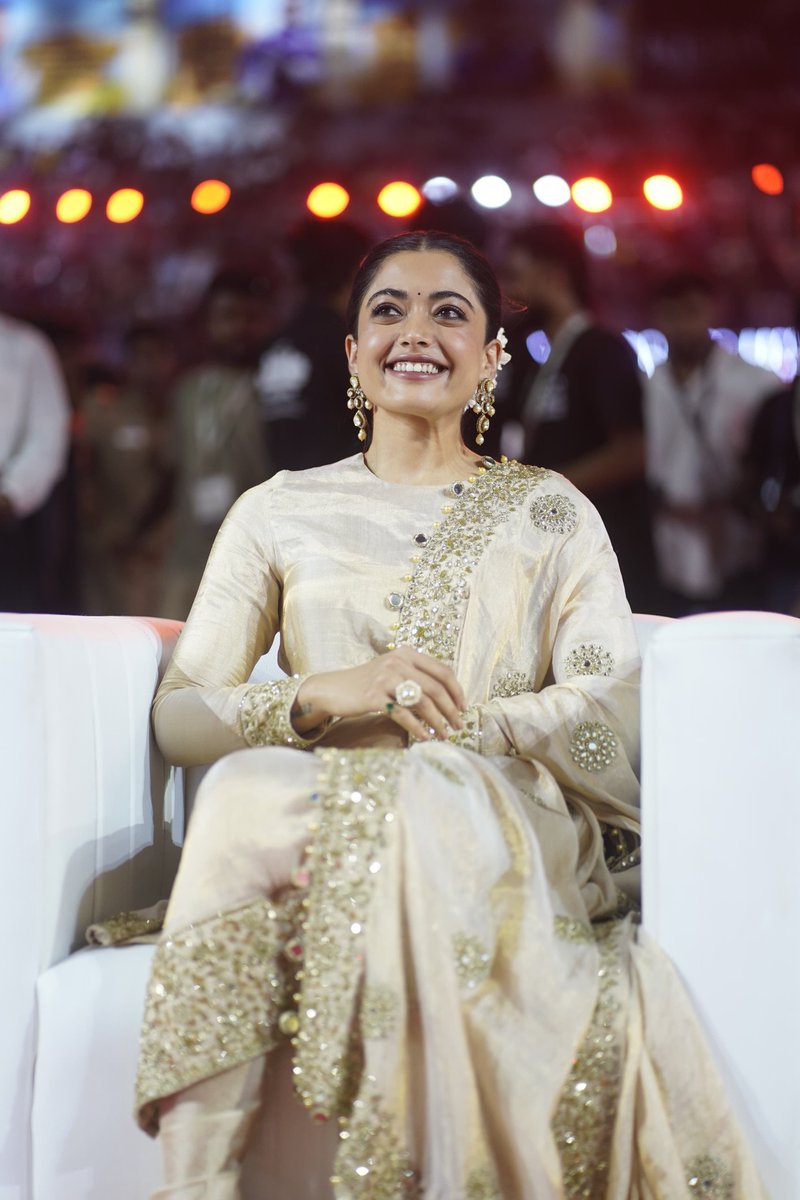 Queen of Hearts, now ruling #Kuberaa’s stage, 😻🤍✨
<a href="/iamRashmika/">Rashmika Mandanna</a> lights up the Audio Launch with her radiant presence!😍❤️‍🔥

#RashmikaMandanna