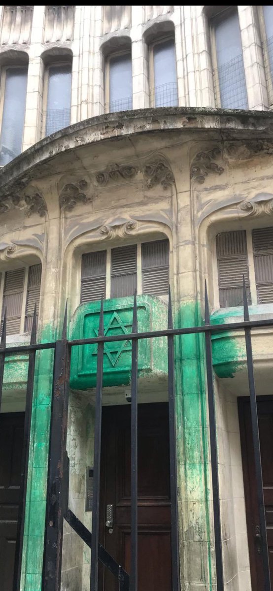 En París, en el lapso de un día, activistas palestinos atacaron el museo del Holocausto, 3 sinagogas y un restaurante judío.  
Estos son los mismos que dicen que Israel no debería existir y que no hay que confundir antisionismo con antisemitismo.  
Es obvio lo que está pasando en