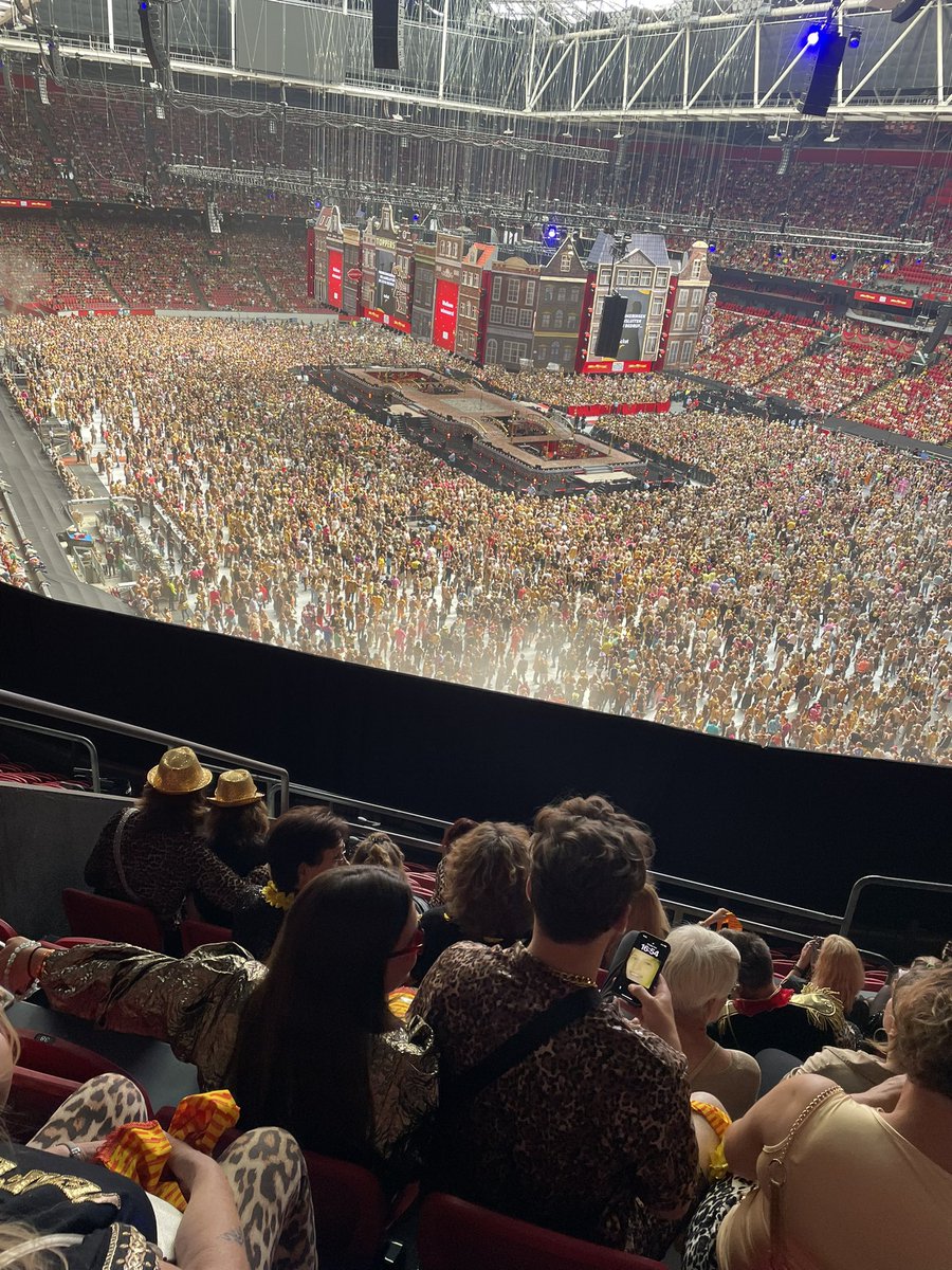 Verdorie ….
Iets wat ik nooit wilde 
…
Zit ik toch een x in t uitvak van de arena 🤣#toppers