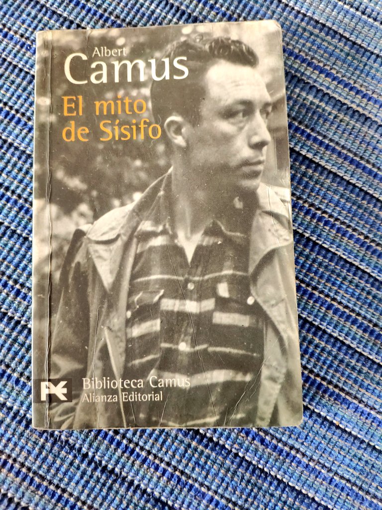 Lo absurdo y el suicidio:

"No hay sino un problema filosófico realmente serio: el suicidio. Juzgar que la vida vale o no la pena de ser vivida equivale a responder a la cuestión fundamental de la filosofía".