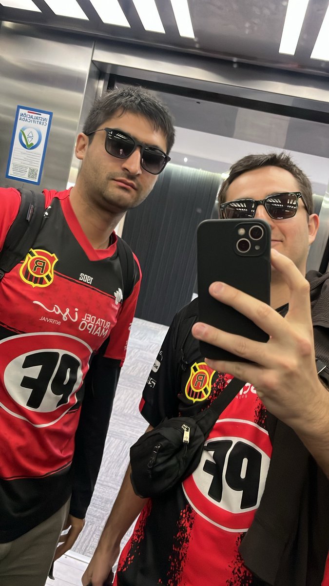 Por qué tan elegantes muchachos?? Hoy juega el rojinegro