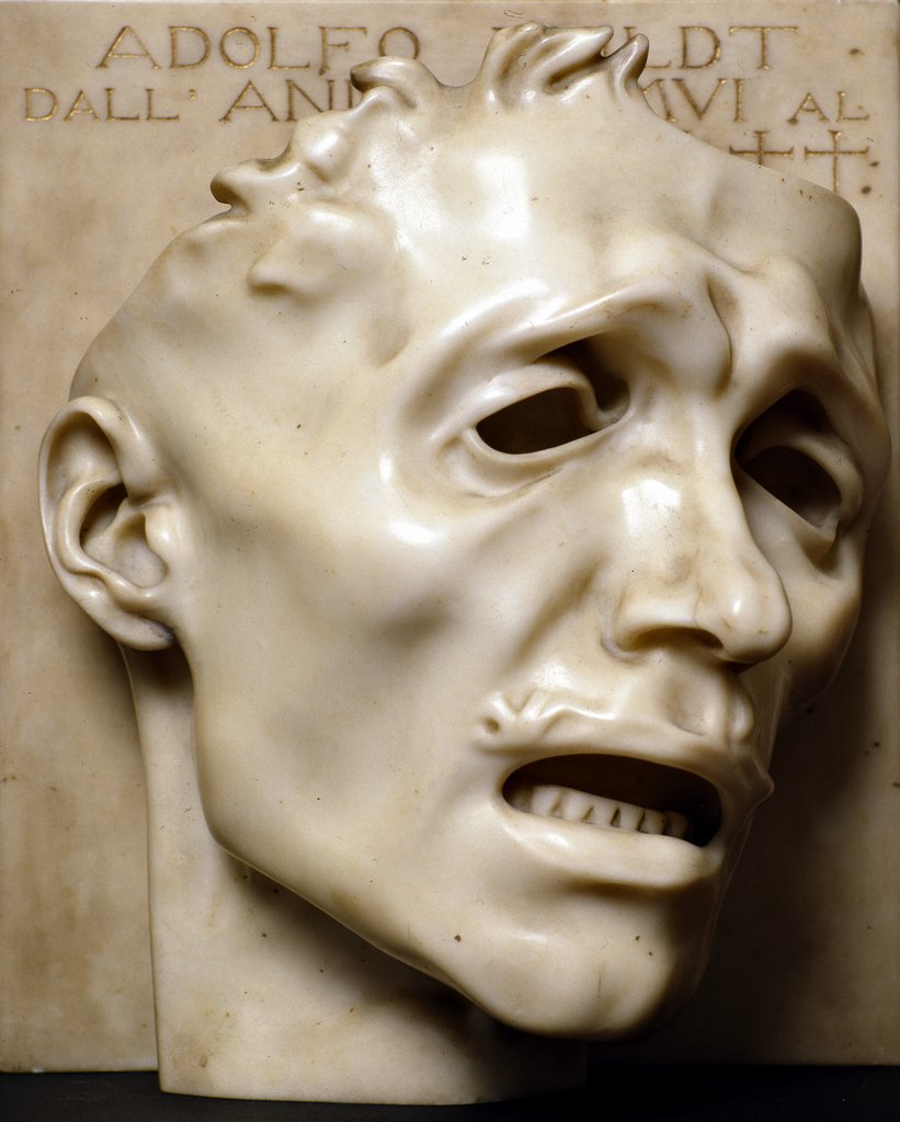 Sanki bir şey söylemek isterken kelimeler ağzında donmuş gibi. Bu kadar yoğun duyguyu yansıtan şeyin aslında soğuk, katı bir mermer parçası olması...

Adolfo Wildt’in "Mask of Sadness"i, 20. yüzyılın başlarında heykelin nereye varabileceğini etkileyici bir dille gösteriyor.