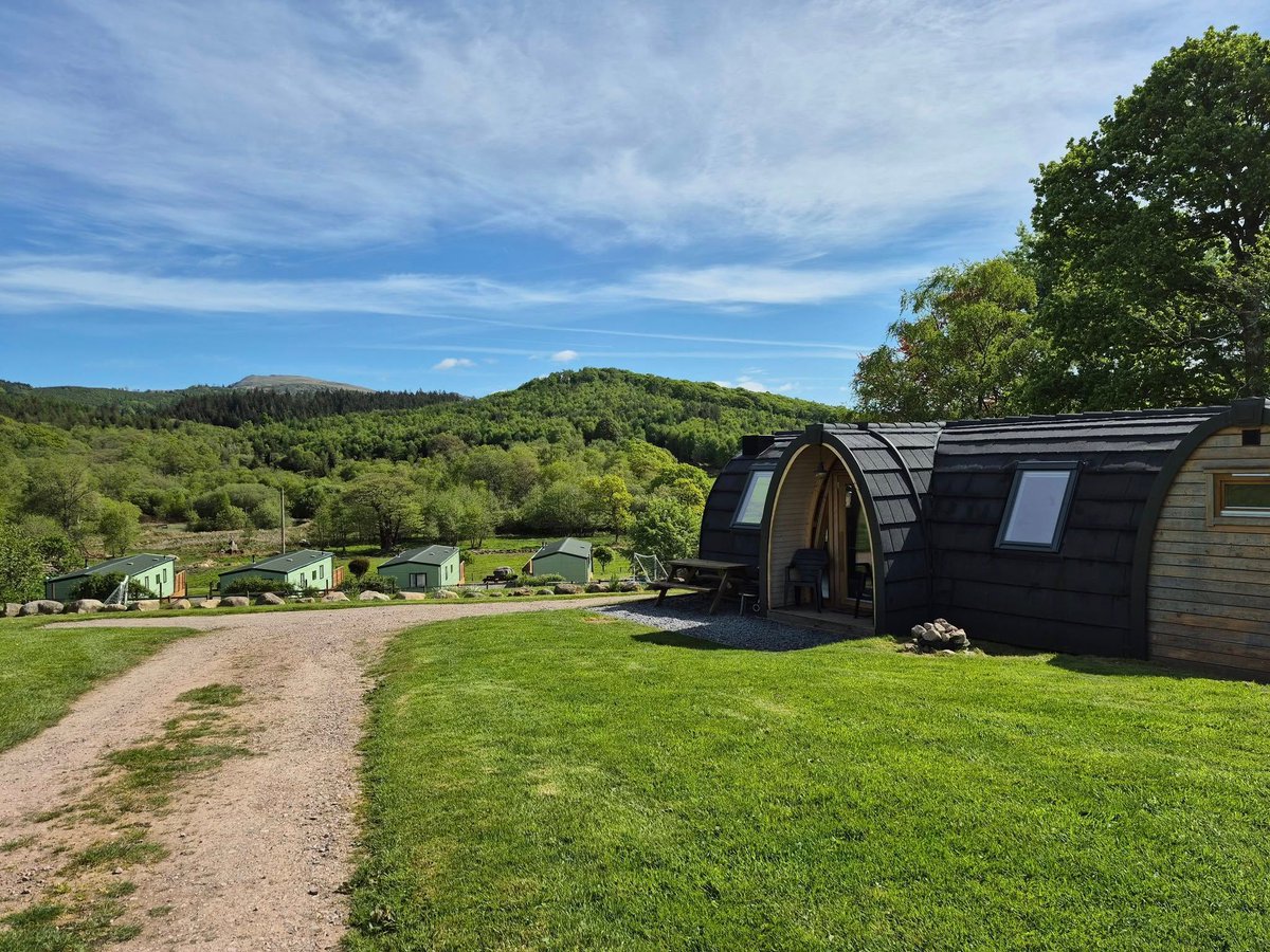 🌿 Looking for a peaceful retreat with unbeatable views? Parkgate Farm is calling! Tucked in a scenic valley, this hidden gem is all about fresh air, wide open spaces, and that magical Lake District charm. 

camping-directory.uk/3794 

#LakeDistrict #Glamping #CampingUK #FamilyFun