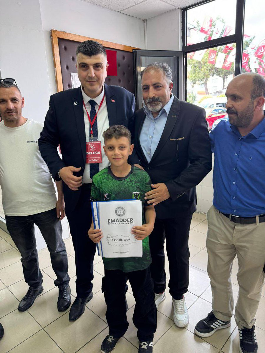 EmadDernegi's tweet photo. EMADDER'İN SAHA ZİYARETLERİ

Kademeli Emeklilik düzenlemesinin hayata geçirilmesi için her platformda yer almaya ve herkesle temas kurmaya devam ediyoruz.

Emeklilikte Adalet Derneği @EmadDernegi Kocaeli İl Temsilcilerimiz, Yeniden Refah Partisi @rprefahpartisi Gölcük İlçe Başkanı Sayın Osman Çavdar beyefendi ile bir araya gelmiştir.

Mağduriyetimiz ve taleplerimiz aktarılmış, hazırladığımız dosya kendilerine sunulmuş ve karşılıklı fikir alışverişinde bulunulmuştur.

Bizlere vakit ayırıp, sesimizi duyurmamıza vesile olan Sayın Osman Çavdar beyefendiye EMADDER ailesi olarak teşekkürlerimizi sunarız.

@rprefahpartisi 
@erbakanfatih 
@suatkilic
@GolcukRefah
@RpKocaeli 
#KademeAdaletMücadelesidir
