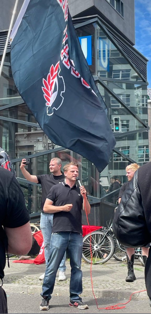 Max__Schirmer's tweet image. No Pasaran: wir werden uns niemals mit Nazis in unseren Kiezen abfinden und um jeden Zentimeter kämpfen, heute un an jedem anderen Tag. #b0106 #DieLinke #Antifaschismus
