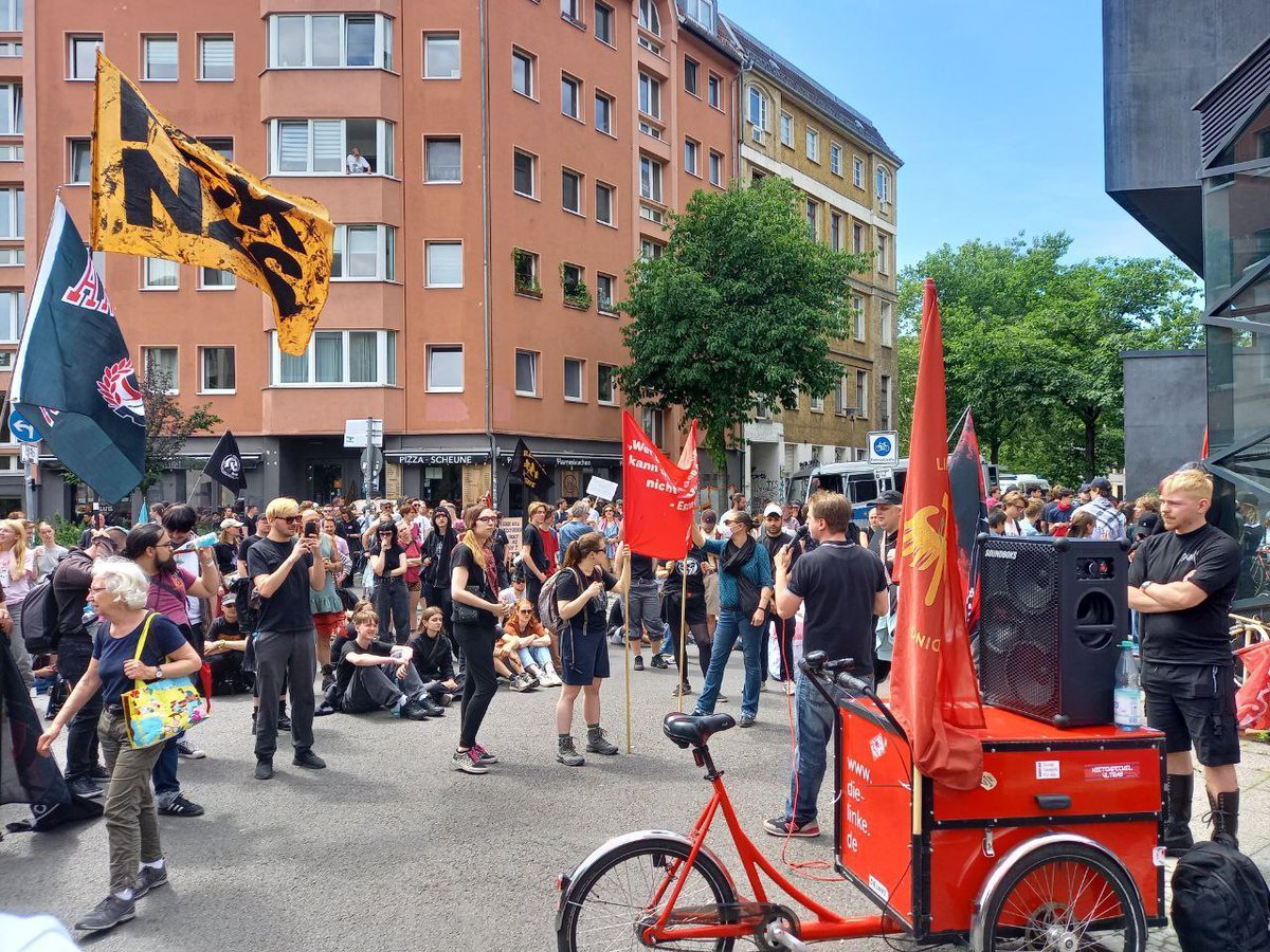 Max__Schirmer's tweet image. No Pasaran: wir werden uns niemals mit Nazis in unseren Kiezen abfinden und um jeden Zentimeter kämpfen, heute un an jedem anderen Tag. #b0106 #DieLinke #Antifaschismus