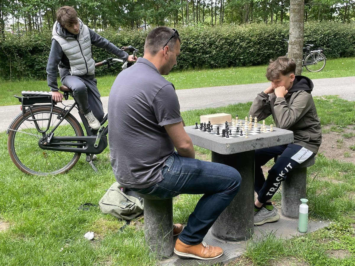 Sinds 2018 zijn er openbare schaaktafels geplaatst op 277 plekken in Nederland, door meer dan 130 gemeenten. 

Foto’s: Máximapark, vanochtend. 

#UrbanChess