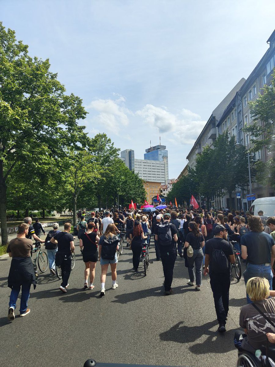 No Pasaran: wir werden uns niemals mit Nazis in unseren Kiezen abfinden und um jeden Zentimeter kämpfen, heute un an jedem anderen Tag. #b0106 #DieLinke #Antifaschismus