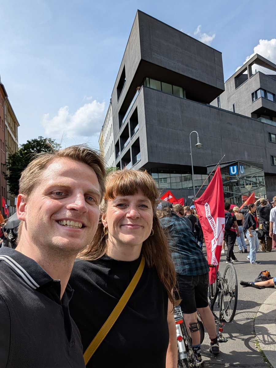 Max__Schirmer's tweet image. No Pasaran: wir werden uns niemals mit Nazis in unseren Kiezen abfinden und um jeden Zentimeter kämpfen, heute un an jedem anderen Tag. #b0106 #DieLinke #Antifaschismus