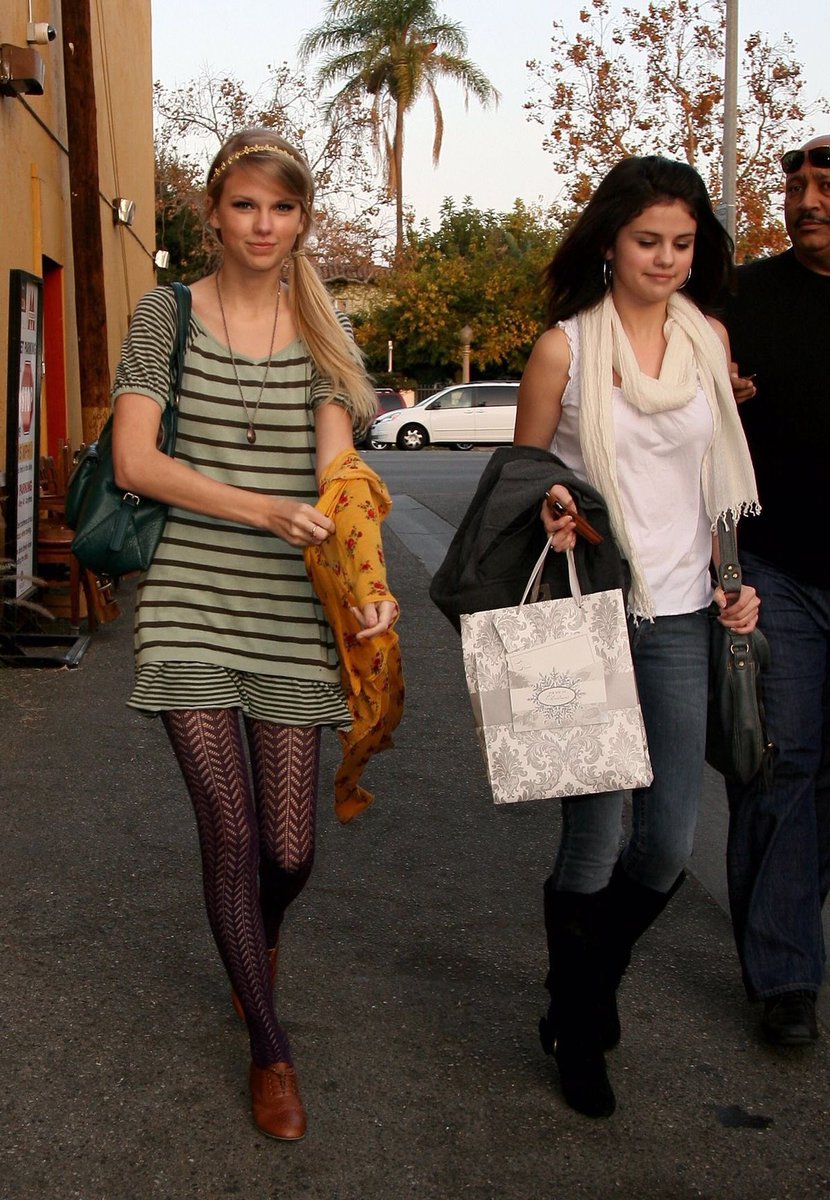 taylenalovbot's tweet image. just how fast the night changes 🫂✨
