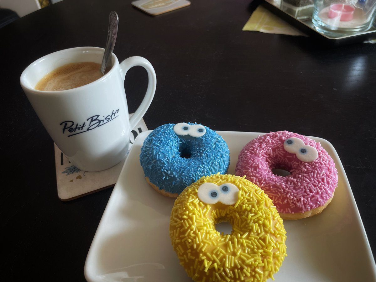 Nachttreue's tweet image. Hab beim Einkaufen Donuts im Cookie-Monster-Style entdeckt. 🤭
Logisch, dass ich DIE nicht liegen lassen konnte, oder? 🥰

Bin jetzt offiziell im „Krümel dich durch den Sonntag“-Modus. ☕️

#FoodStuff #GoodVibes #DonutLiebe