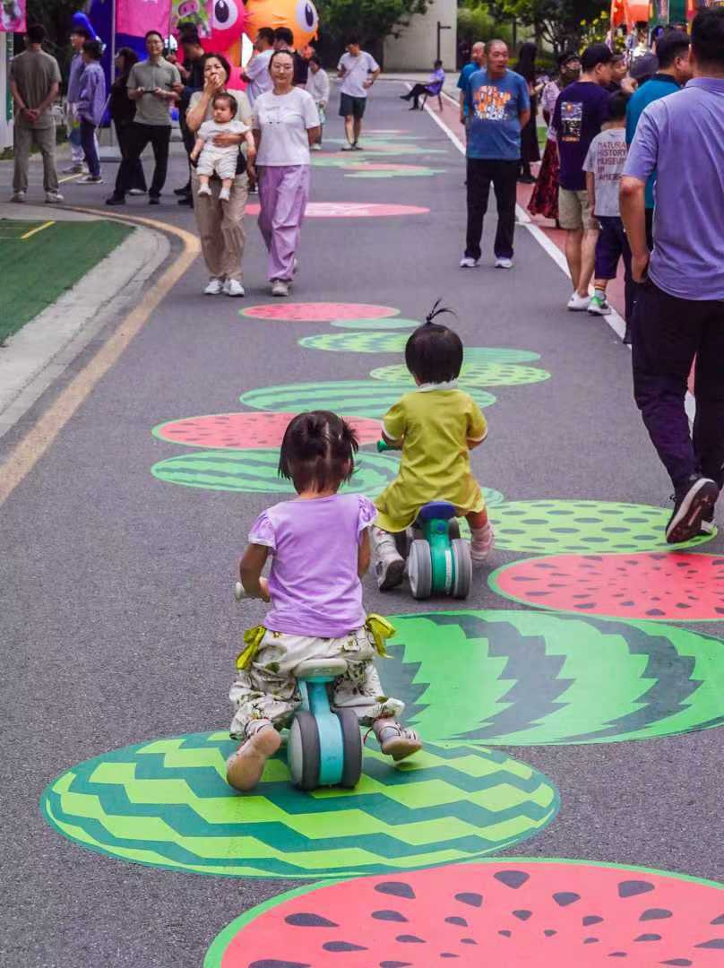 touch_beijing's tweet image. Visitors to the ongoing 37th Beijing Daxing #Watermelon Festival #MusicCarnival can see #robot dogs carrying watermelons, humanoid robots performing in interactive shows, and AI robots making pancakes and coffee.