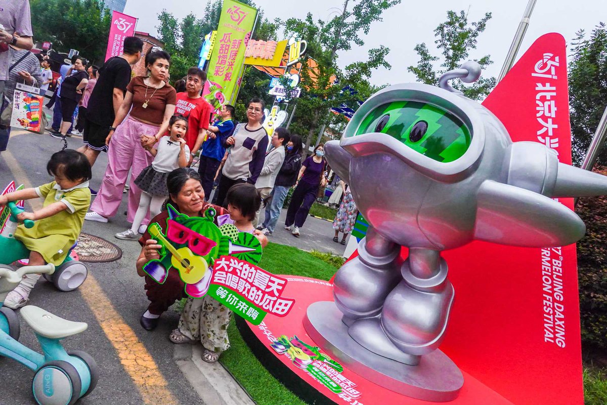 touch_beijing's tweet image. Visitors to the ongoing 37th Beijing Daxing #Watermelon Festival #MusicCarnival can see #robot dogs carrying watermelons, humanoid robots performing in interactive shows, and AI robots making pancakes and coffee.