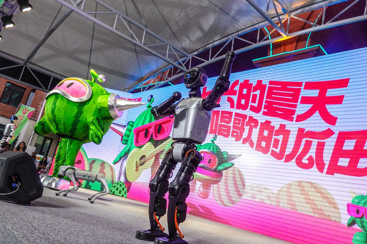 touch_beijing's tweet image. Visitors to the ongoing 37th Beijing Daxing #Watermelon Festival #MusicCarnival can see #robot dogs carrying watermelons, humanoid robots performing in interactive shows, and AI robots making pancakes and coffee.