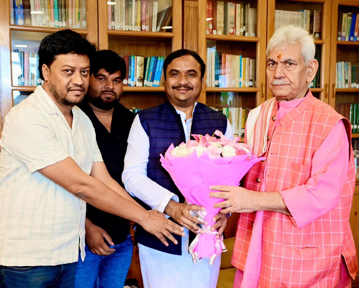 जम्मू कश्मीर के #लेफ्टिनेंट_गवर्नर महामहिम #मनोज_सिंहा_जी से श्रीनगर राजभवन में मुलाकात हुई।

महामहिम जी द्वारा राजभवन में एक अतिथि के तौर अपार स्नेह और सम्मान देने  के लिए उनका दिल से आभार। 

पिछले महीने कश्मीर के पहलगाम में हुई आतंकी घटना पर मैने अपनी गहरी संवेदना व्यक्त की।