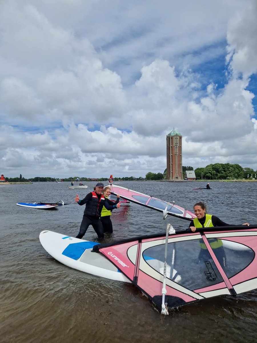 WSCASurflessen's tweet photo. Vandaag de eerste serie beginnerslessen van dit seizoen afgerond.🤙

Wil jij of weet jij iemand die ook de basisbeginselen van het windsurfen wil leren?

Schrijf je dan nu snel in: https://t.co/B6RdT69HCF
#Westeinderplassen #Windsurfen https://t.co/h4VlyIW4do