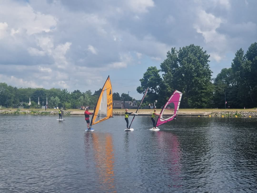 WSCASurflessen's tweet photo. Vandaag de eerste serie beginnerslessen van dit seizoen afgerond.🤙

Wil jij of weet jij iemand die ook de basisbeginselen van het windsurfen wil leren?

Schrijf je dan nu snel in: https://t.co/B6RdT69HCF
#Westeinderplassen #Windsurfen https://t.co/h4VlyIW4do