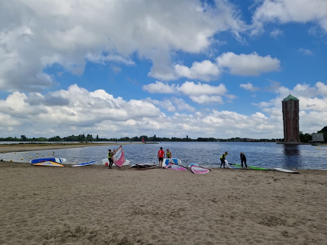 WSCASurflessen's tweet photo. Vandaag de eerste serie beginnerslessen van dit seizoen afgerond.🤙

Wil jij of weet jij iemand die ook de basisbeginselen van het windsurfen wil leren?

Schrijf je dan nu snel in: https://t.co/B6RdT69HCF
#Westeinderplassen #Windsurfen https://t.co/h4VlyIW4do