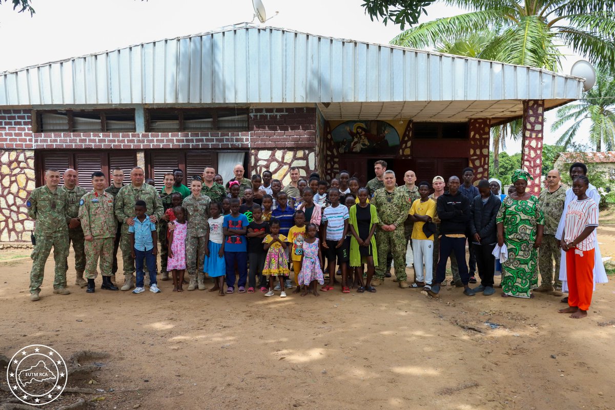 🇨🇫 🇪🇺 Once again, the members of EUTM RCA proved that solidarity and social responsibility define them, by making a meaningful donation to support vulnerable children at the “Saint Joseph” Orphanage in Bangui, Central African Republic.