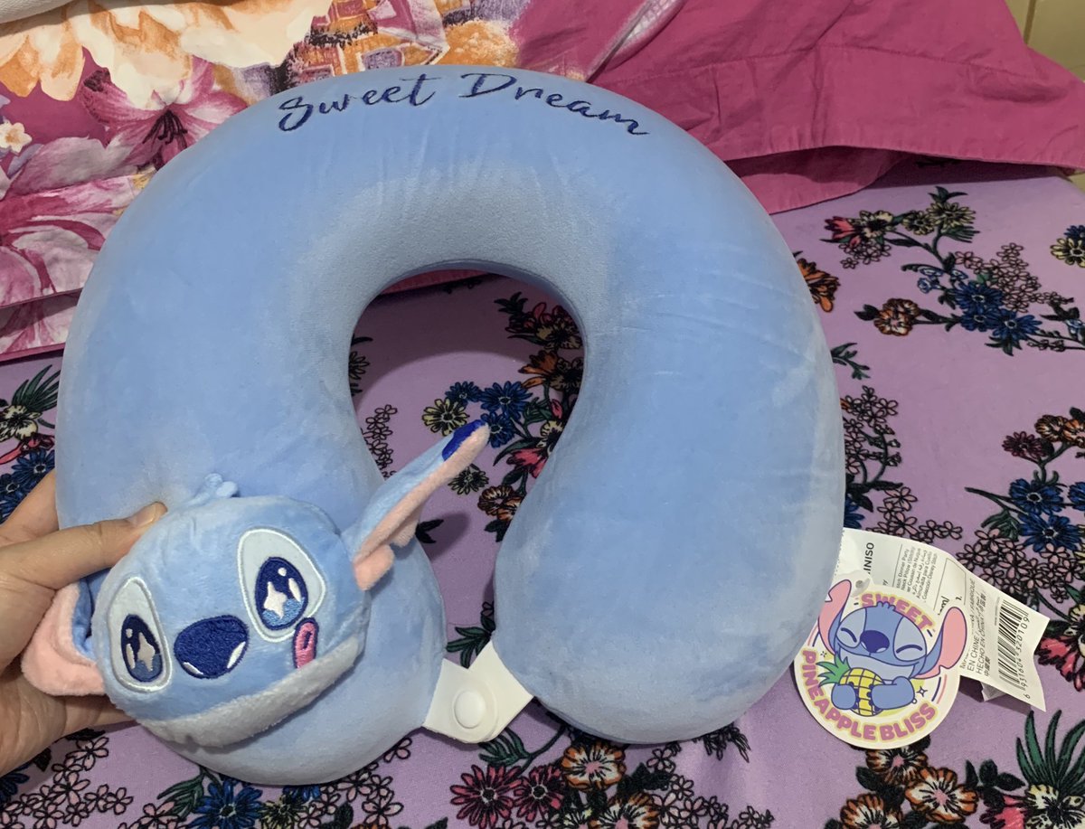 _Chelssays's tweet photo. Huhu appreciation post to my ponching! dahil magoouting ako nung saturday, binilhan pa ko ng neck pillow na stitch (fave) para sa byahe raw makasleep ako maayos 🥹💙 https://t.co/F1cc8wUVCY
