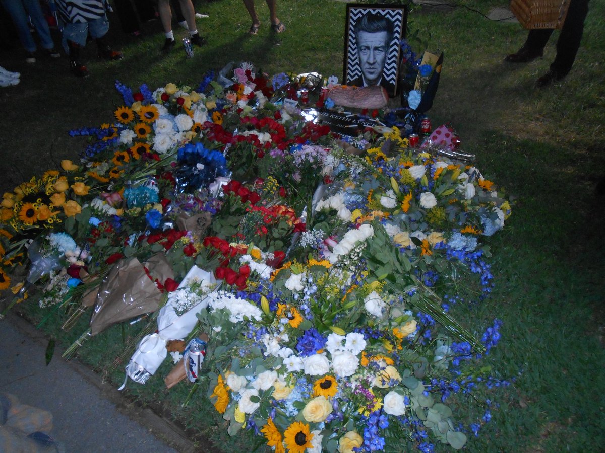 david lynch’s grave after a screening of blue velvet at hollywood forever cemetery
may 31st, 2025