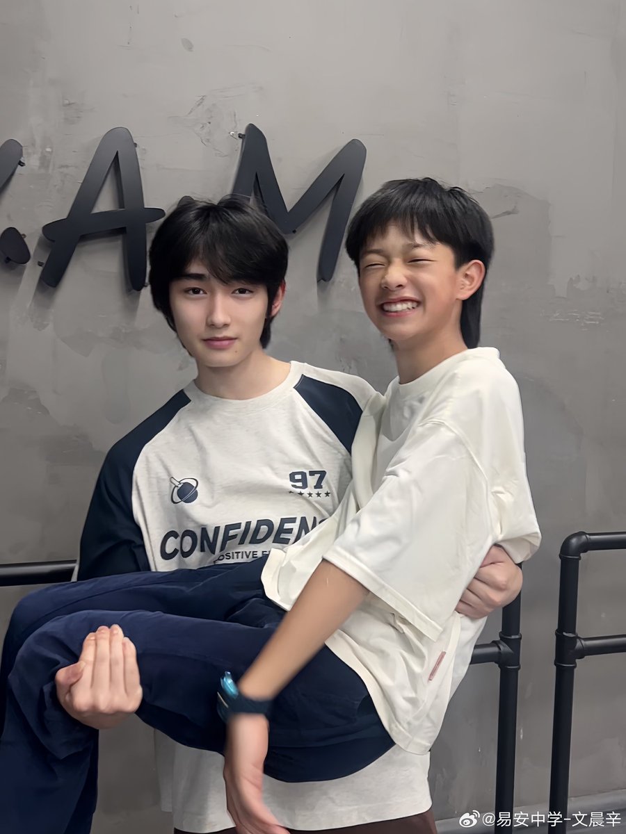 noctilucentcyj's tweet photo. i'm so happy to see my five children together celebrating children's day. what a happy day, indeed! 😣🤍🤏
#易安中学 #文晨辛 #韩与宸 #张柯一 #池星灿 #恩烁 #YianMiddleSchool #WenChenxin #HanYuchen #ChiXingcan #EnShuo https://t.co/lqOnqovPQT