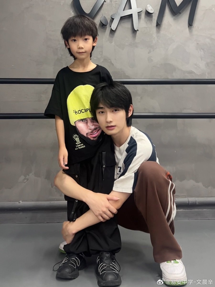 noctilucentcyj's tweet photo. i'm so happy to see my five children together celebrating children's day. what a happy day, indeed! 😣🤍🤏
#易安中学 #文晨辛 #韩与宸 #张柯一 #池星灿 #恩烁 #YianMiddleSchool #WenChenxin #HanYuchen #ChiXingcan #EnShuo https://t.co/lqOnqovPQT