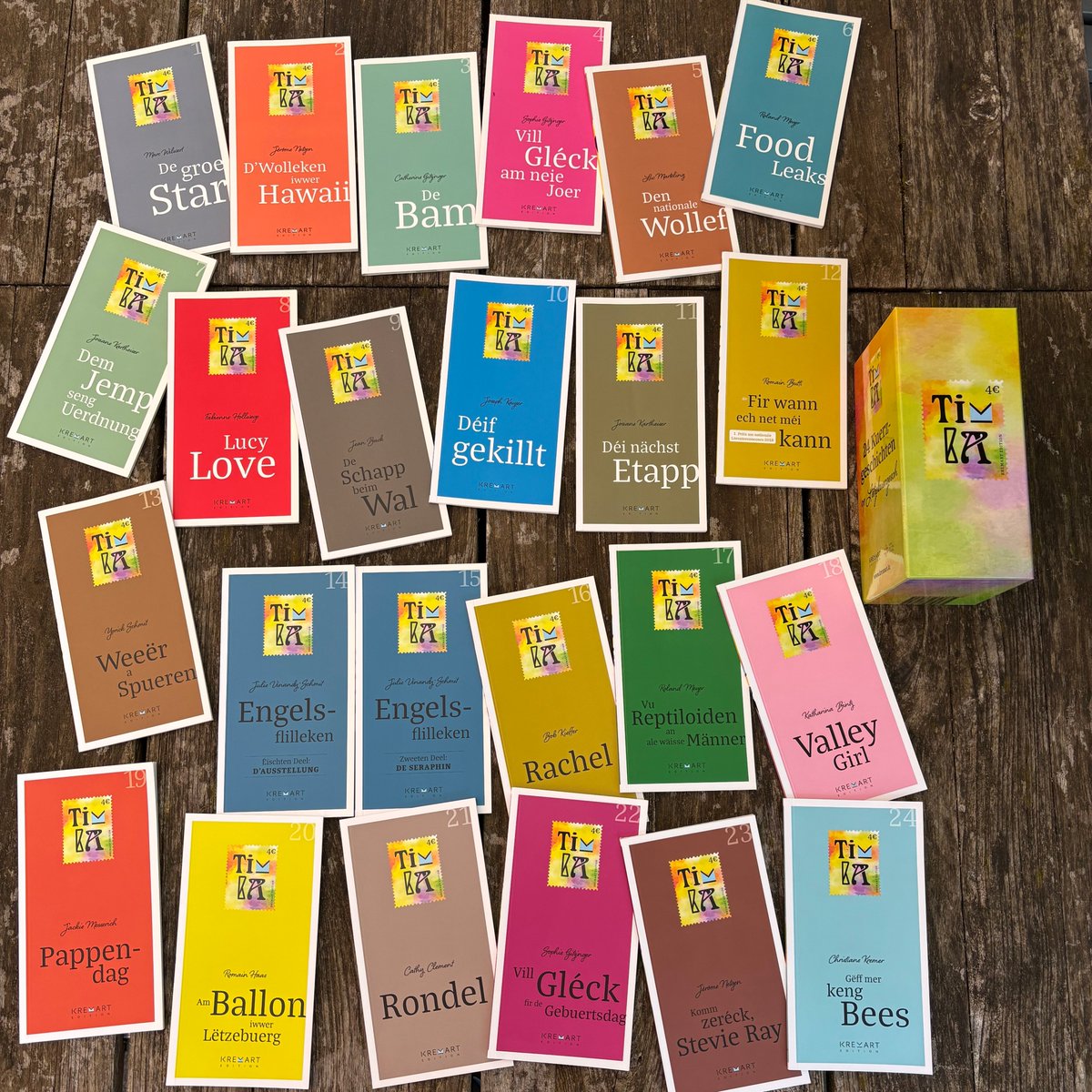 Kremart #TIMBA: Dat ass net nëmmen e faarwegen Tapis mat Coveren, dat si 24 faarweg #Kuerzgeschichten op #Lëtzebuergesch, op Wonsch an enger praktescher Këscht. Iwwerall ze kréien, hei ze entdecken: kremart.lu/bicher/timba-a…