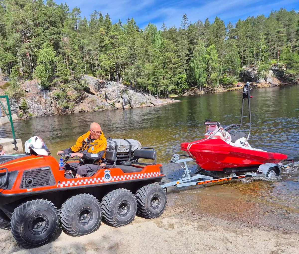 NFFollo's tweet image. Vi rykket ut på syv redningsaksjoner i mai. Alle var søk etter savnede personer. Fire av aksjonene fant sted i Oslo politidistrikt, to i Øst og én i Innlandet. Hittil i år har alarmen gått 36 ganger. Det 14 flere enn på samme tid i fjor. #SAR #folkehjelp #searchandrescue