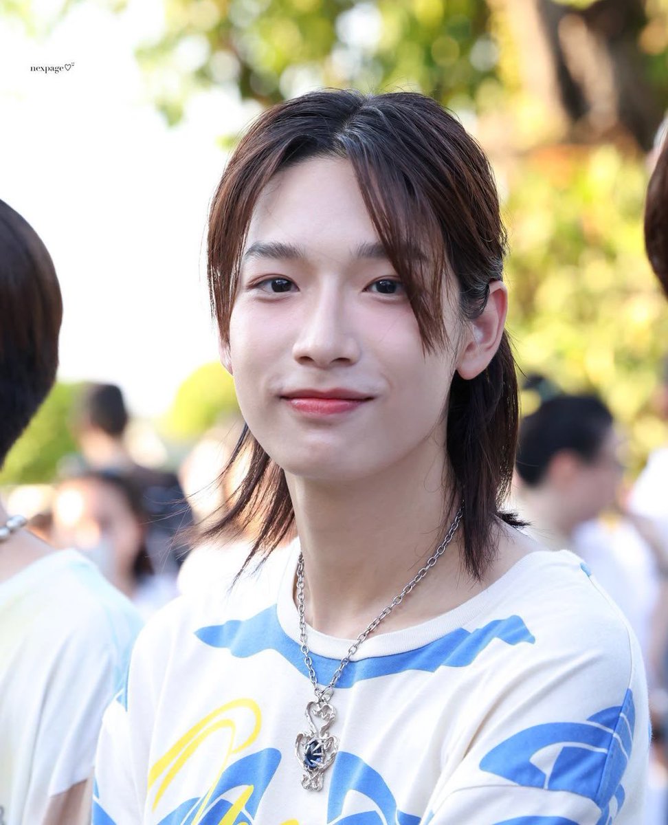 โดนตกเพราะหล่อ                     อยู่ต่อเพราะสวย