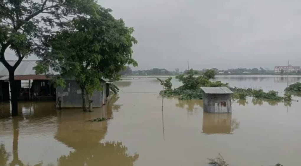 পাহাড়ি ঢলে আখাউড়ার ২০ গ্রাম প্লাবিত, আখাউড়া-আগরতলা সড়ক তলিয়ে যাওয়ার শঙ্কা