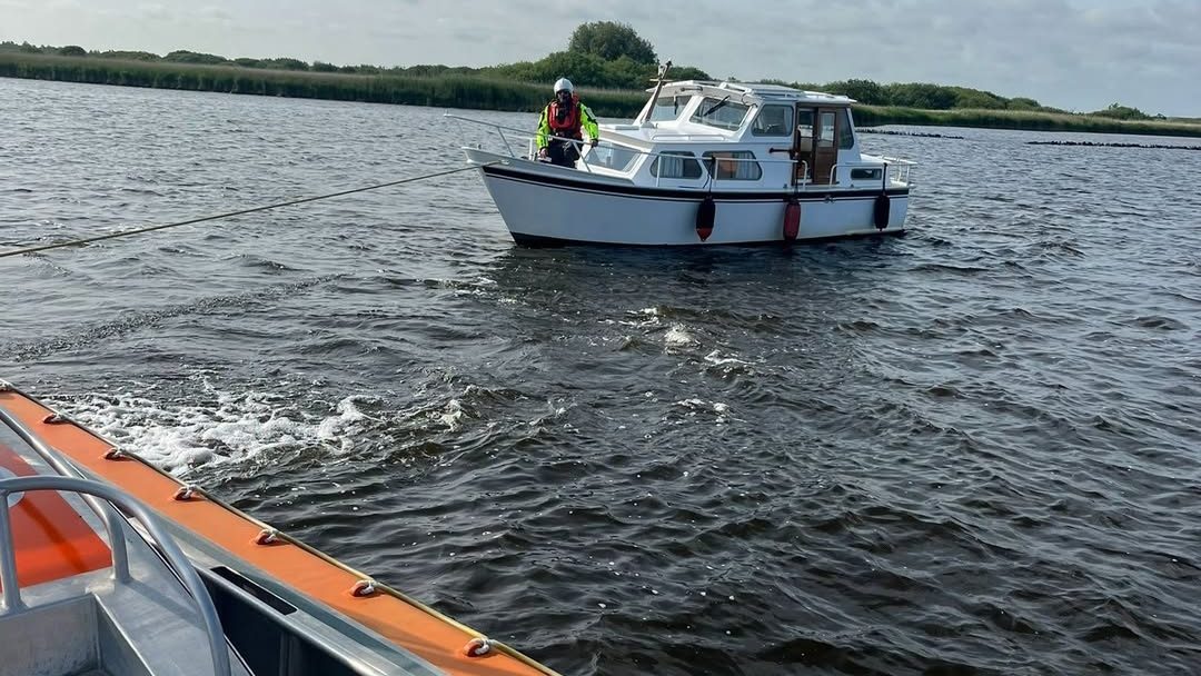 Kruiser vastgelopen in Oude Stropersgat - rtvnof.nl/kruiser-vastge…