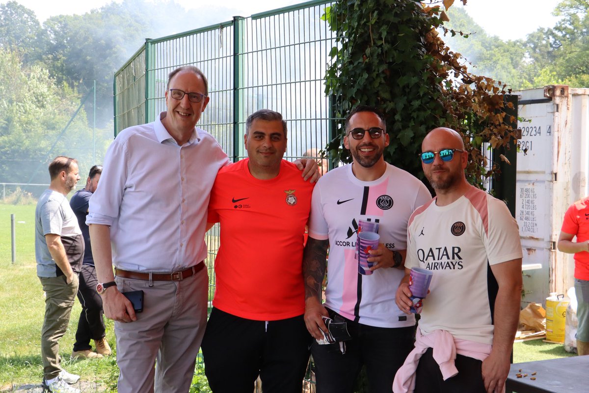 Bravo au Benfica de Yerres pour l’organisation de son grand tournoi des U11 et U12 ce dimanche à Léo Lagrange. 32 équipes présentes à cette autre belle fête du football après la victoire du PSG hier. #Yerres #Benfica #football #foot #sport #Essonne