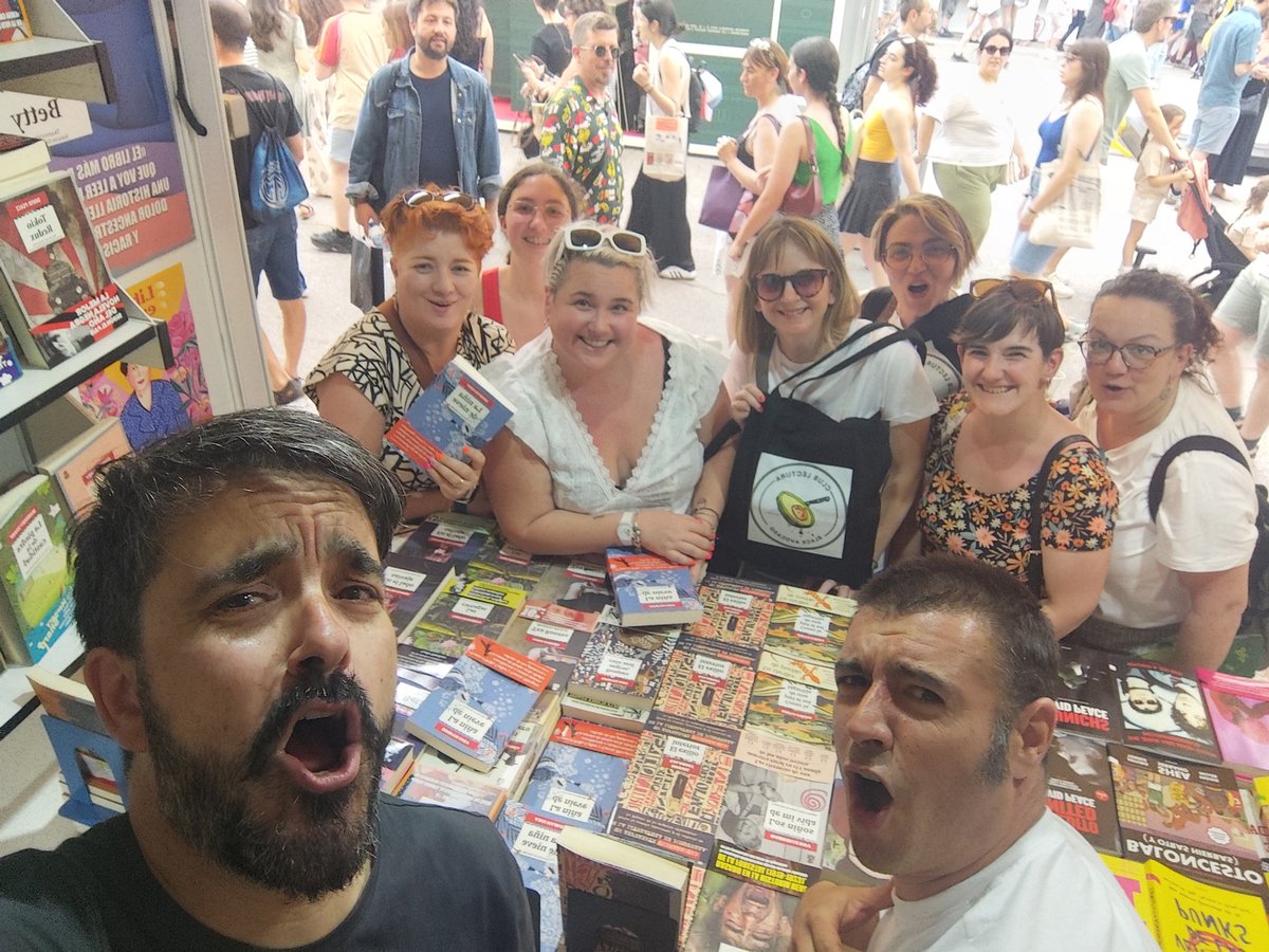 Hoja de Lata Editorial (@hojadlata) on Twitter photo La vida feriante es la vida mejor. 🏴☠️
No sabéis lo bien que lo pasamos encontrándonos con vosotras y vosotros. Durante todo el año interactuamos en redes y por fin nos ponemos cara en la <a href="/FLMadrid/">Feria del Libro de Madrid</a>
Muchas risas ayer con #BlackAvocado 🥑 y #LorasLectoras 🦜❤️❤️ La vida feriante es la vida mejor. 🏴☠️
No sabéis lo bien que lo pasamos encontrándonos con vosotras y vosotros. Durante todo el año interactuamos en redes y por fin nos ponemos cara en la <a href="/FLMadrid/">Feria del Libro de Madrid</a>
Muchas risas ayer con #BlackAvocado 🥑 y #LorasLectoras 🦜❤️❤️