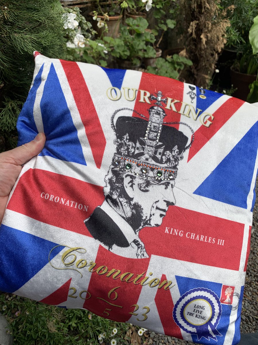 ScottiSal's tweet image. I am at a lunch party. My host has taste and integrity ⬇️⬇️⬇️❤️❤️❤️
#KingCharlesIII 
#KingsCoronation
#LongLiveTheMonarchy