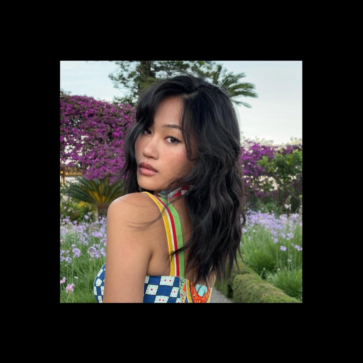 𝖲𝗍𝖾𝗉 𝗈𝗎𝗍𝗌𝗂𝖽𝖾, 𝗍𝗁𝖾 𝗌𝗎𝗆𝗆𝖾𝗋𝗍𝗂𝗆𝖾'𝗌 𝗂𝗇 𝖻𝗅𝗈𝗈𝗆.