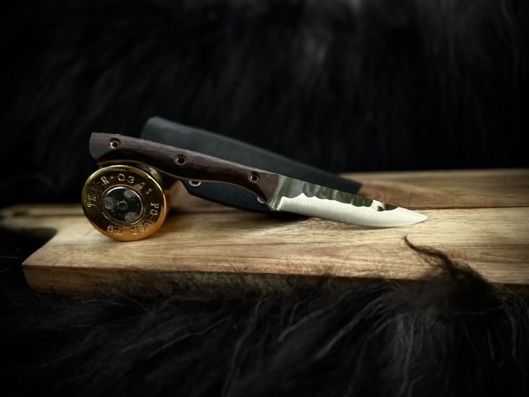 「COYOTE」 

全長 : 197mm 
刃長 : 83mm
 ハンドル材 : モンゾ
鋼材 : HS 
お値段 : ¥17000 (シース、送料込み)

 お問い合わせはDMにてよろしくお願い致します。