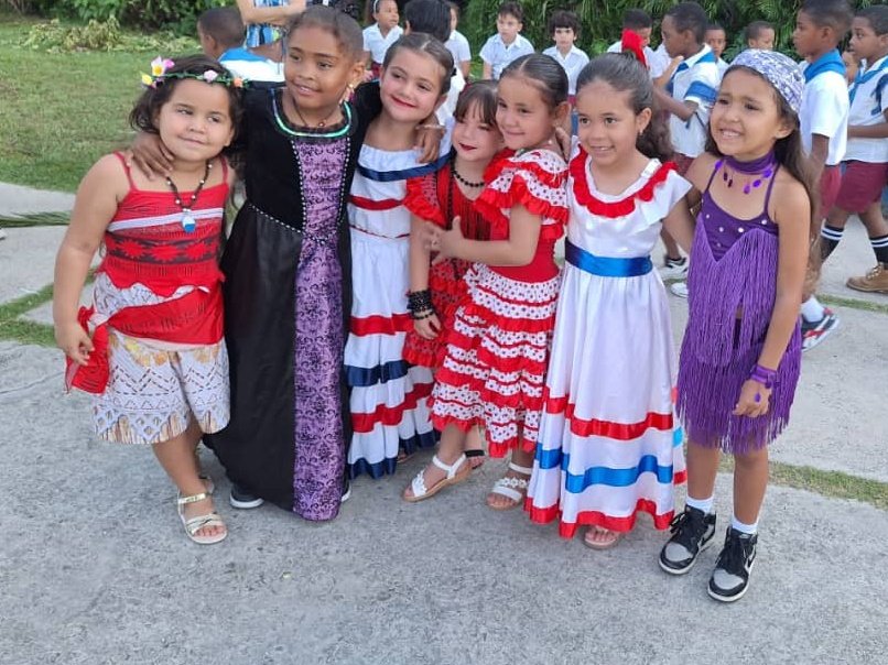 Yuneisi Tamayo Dorado (@doradotama55956) on Twitter photo Los niños son la esperanza, la alegría y el futuro. Cada sonrisa, cada juego y cada sueño nos recuerdan la importancia de brindarles amor, protección y oportunidades para crecer felices y seguros. ¡Feliz Día de la Infancia! <a href="/dgeboyeros/">Dirección General de Educación Boyeros</a> <a href="/DirectEducaHab/">Karenia Marrero Arrechea</a> <a href="/EduardoMor8/">Eduardo Moré</a> <a href="/EduBoyeros/">Director General de Educación Boyeros</a> Los niños son la esperanza, la alegría y el futuro. Cada sonrisa, cada juego y cada sueño nos recuerdan la importancia de brindarles amor, protección y oportunidades para crecer felices y seguros. ¡Feliz Día de la Infancia! <a href="/dgeboyeros/">Dirección General de Educación Boyeros</a> <a href="/DirectEducaHab/">Karenia Marrero Arrechea</a> <a href="/EduardoMor8/">Eduardo Moré</a> <a href="/EduBoyeros/">Director General de Educación Boyeros</a>