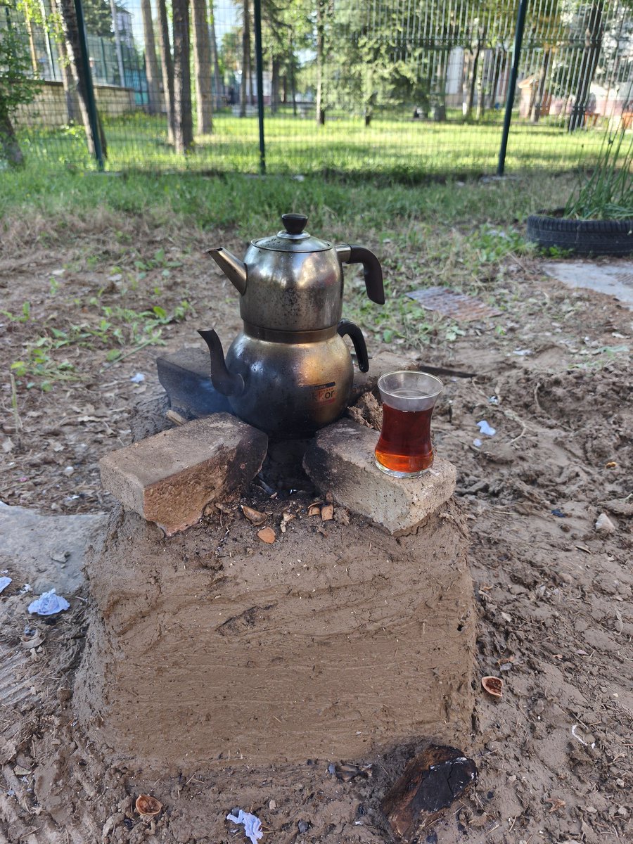 Oğlumun eline sağlık. Çamurdan ocak yaptı odun ateşinde çayımızı demledik 😃 Buyrun çay içmeye✨