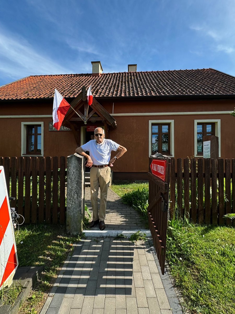 Dumny wyborca, mój tata. Bardzo czekał na ten dzień. Frekwencja w naszej komisji, na ten moment około 60%. Poprzednio było 49%. Oby był to dobry prognostyk.
Trzaśnięte! 
Acha, moje korale wywołały zachwyt komisji. Ale u nas nie jest to zaskoczenie 😉❤️